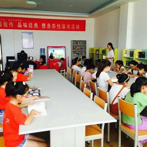 壶关县图书馆对外免费开放和暑期精彩影片免费放映活动，受到了广大读者和影迷朋友的一致好评！