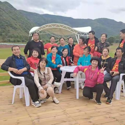 八一届初中同学会相聚河西村磨盘山