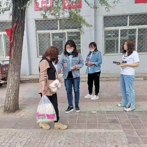 行宫社区发放12348法律援助联系卡---让辖区居民办事依法   遇事找法