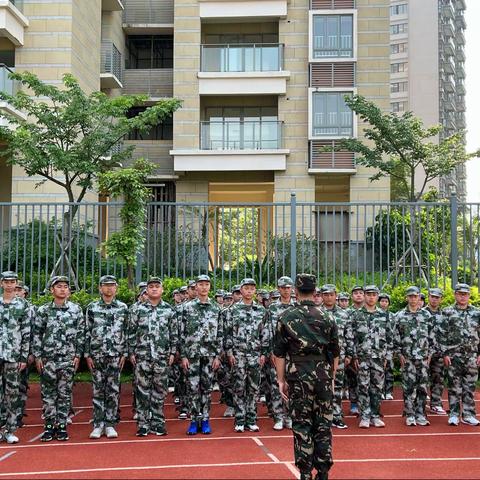 意气风发 磨练意志——海南华侨中学观澜湖学校2022级高一10班军训第三天