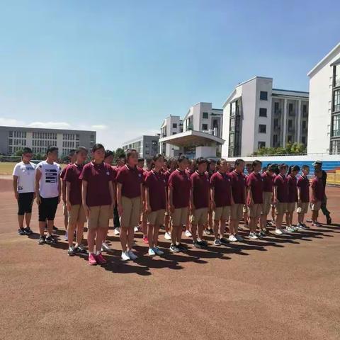 铿锵军号响九月，笑喜颜开缀夏意