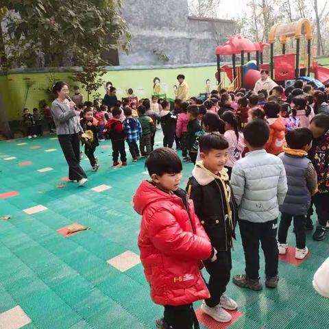 芦馆礼仪幼儿园“小雪”叶落光，“拽老保”活动圆满成功！