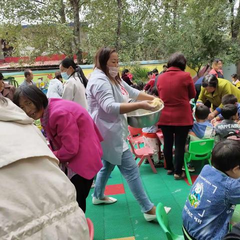 芦馆礼仪幼儿园庆国庆迎中秋做彩色月饼过五彩生活圆满成功！