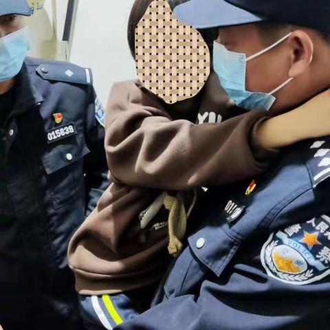 新乐市局特巡警大队救助一名走失小女孩