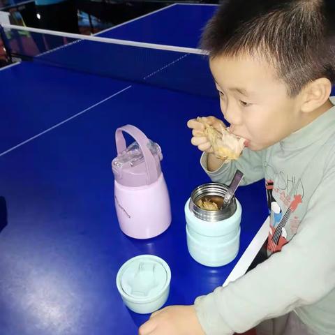 小外孙学打乒乓球（6）