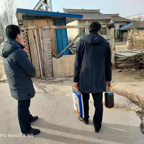 庄浪县盘安中心卫生院走访慰问退休职工干部