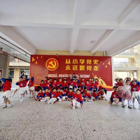 忆峥嵘岁月，颂红歌经典。