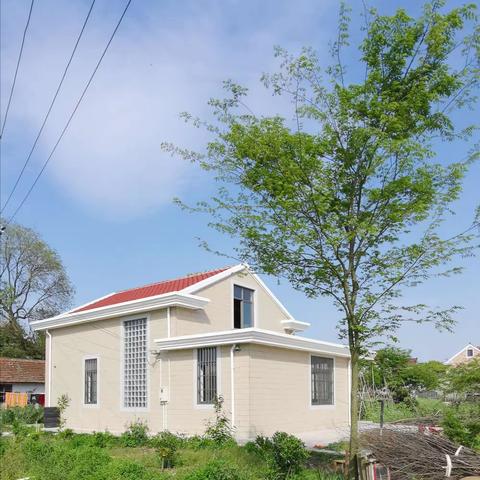 阳光下的农家小院