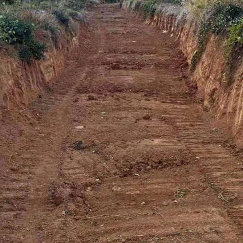 玉龙村修复平整村周边生产道路，提升人居环境