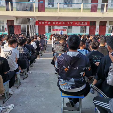 依法促和谐，普法进校园