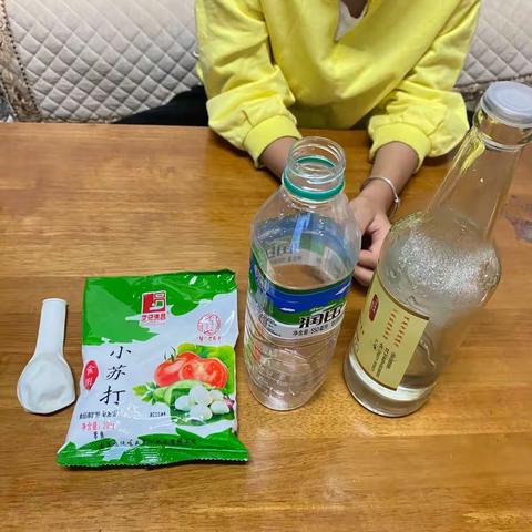 张逸轩同学的科学小实验《生气的气球》