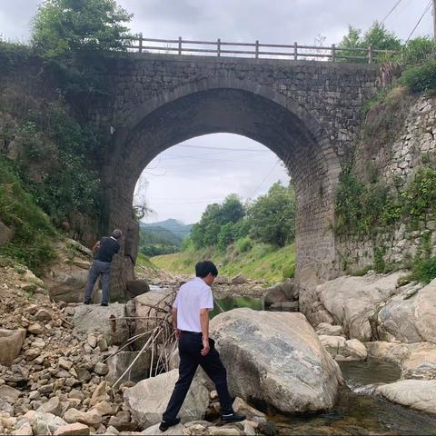詹家河村水库尾子老大桥裂痕实地察看
