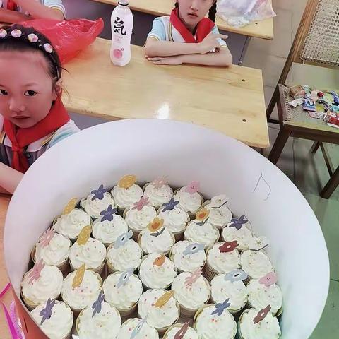 高塘小学庆六一，一年级加入少先队