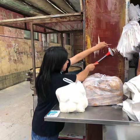 武安市商务局到分包企业督导创城及开展文明交通志愿者服务活动