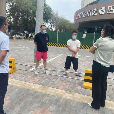 生态环境高陵分局执法大队大队长翟雪倩带队对辖区医疗废物收运处置情况进行指导检查