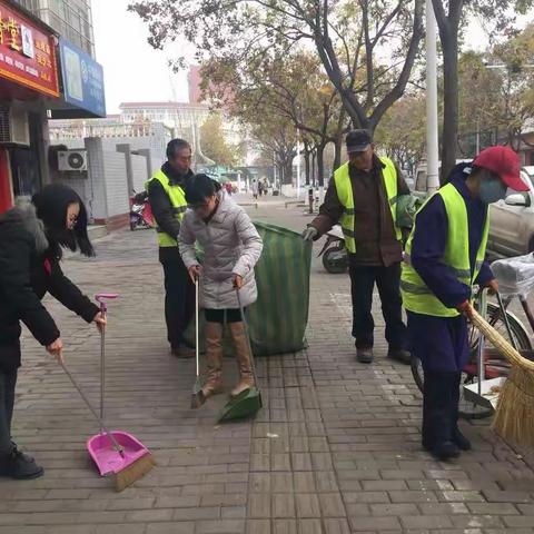 环保高陵分局组织干部职工落实第88个路长制活动日，对包抓路段巡查并打扫卫生死角