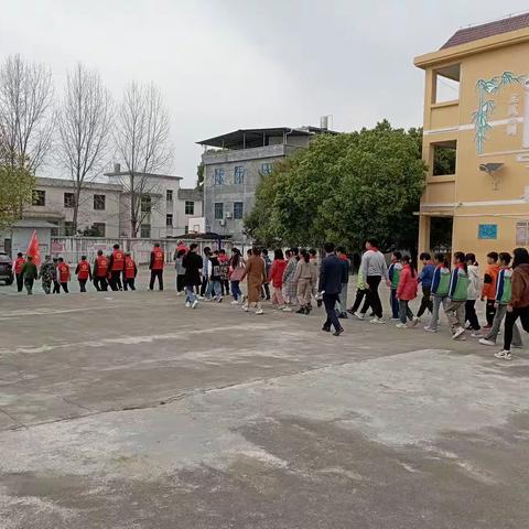 祭扫烈士陵墓，缅怀革命先烈