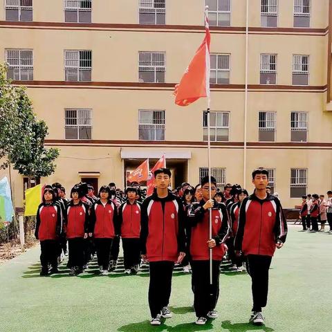 八年级期中考试颁奖暨优秀学生表彰大会