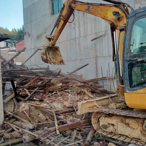 拆除危房暖人心，心系群众保安全。