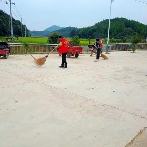 新时代文明实践——桂家咀村开展环境卫生整治志愿服务活动。