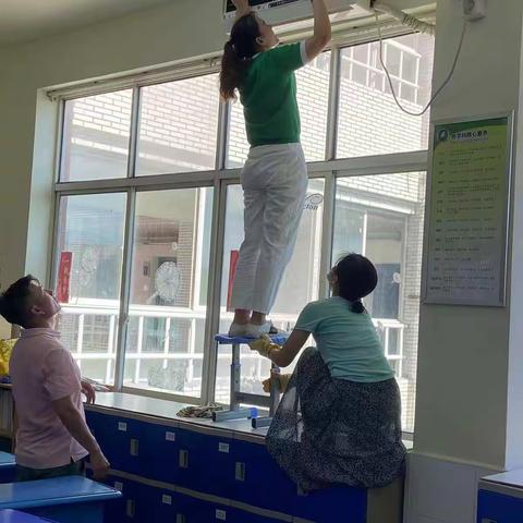 “爱出者爱返”-2112班热心家长开学搬教室+卫生大扫除