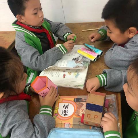 孩子们交流手工作品