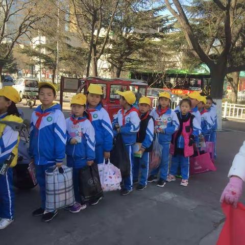 华龙区实验小学三年级三班，志愿服务，把爱心传递。