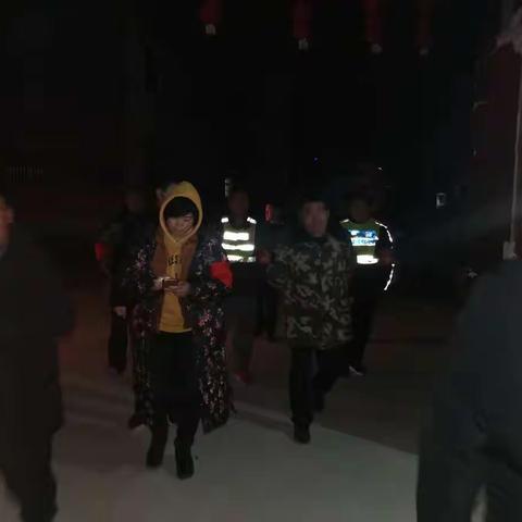 张湾社区不忘初心、牢记使命唱响党派我来的口号，齐心合力，众志成诚抗击病毒防控一线中