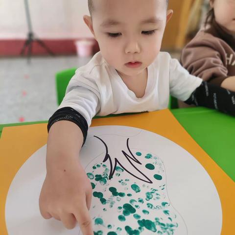 小丁幼儿园小小班植树节手工