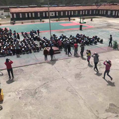 石渠县呷依中心校地震演练