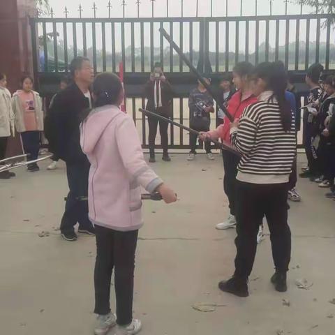 陈曹乡许东小学举行“两防”——“消防”、“防暴”演练活动