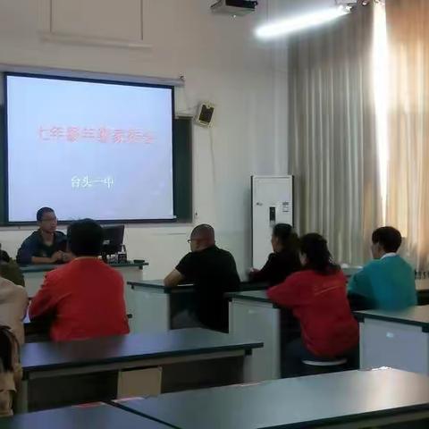 家长走进校园，架设家校沟通新桥梁。