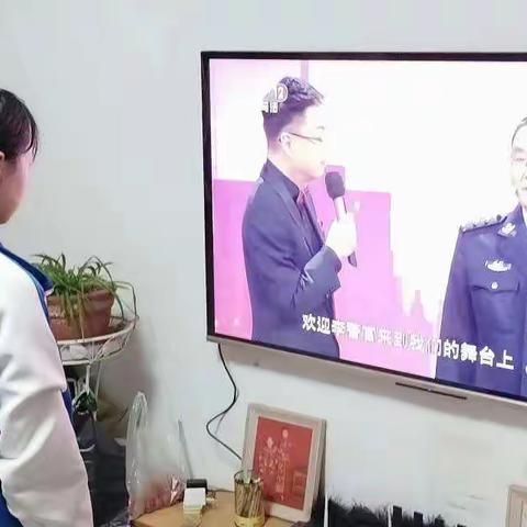 临沂第二十三中学组织全体学生收看全国交通安全日专题节目——《平安行·2022》