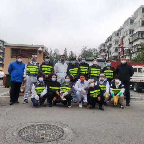 海淀蓝天救援队进入万树园社区消杀作业