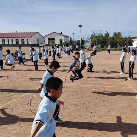 奈曼旗治安学区中心校开展跳绳比赛