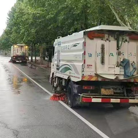 雨后清淤排水  环卫在行动