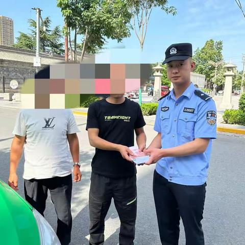 【泾阳巡特警】粗心大意丢失现金  民警及时帮忙找回