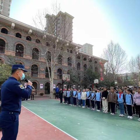 消防演练，防范未“燃”——侯马市至德小学消防演练