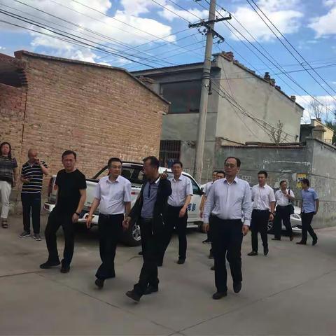 中国农业发展银行总行董事会秘书周良伟同志一行到赛罕区棚户区改造现场进行调研