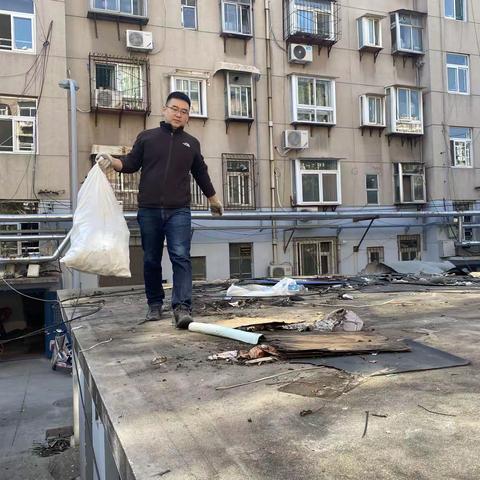 【为民办实事】花园中区清理屋顶垃圾消除安全隐患