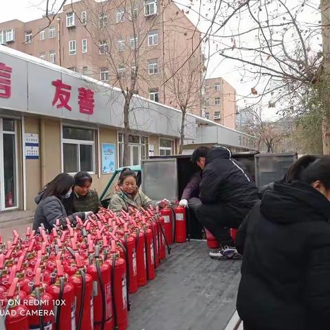 消防器材总动员——花园中区居委会开展灭火器集中换新行动