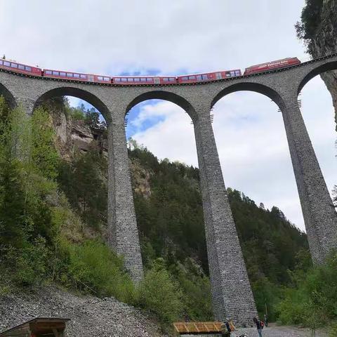 瑞士库尔-圣莫里兹（Chur-St. Moritz）的Bernina快线（2020.05.10）