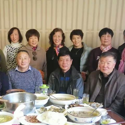 欢聚一堂 举杯共祝