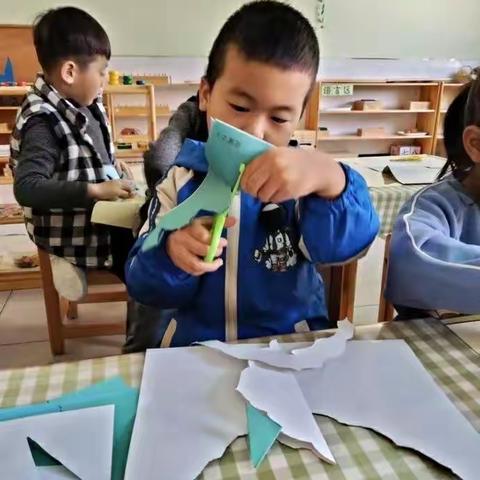 👍 小剪刀✂️大创意👍剪纸是我国传统的民间艺术，是非物质文化遗产，有助于发展丰富的想象，拓展。✊️✊️✊️