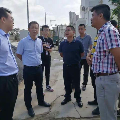 胡新华副区长陪同何世刚副市长到三亚东河开展河道巡查调研活动