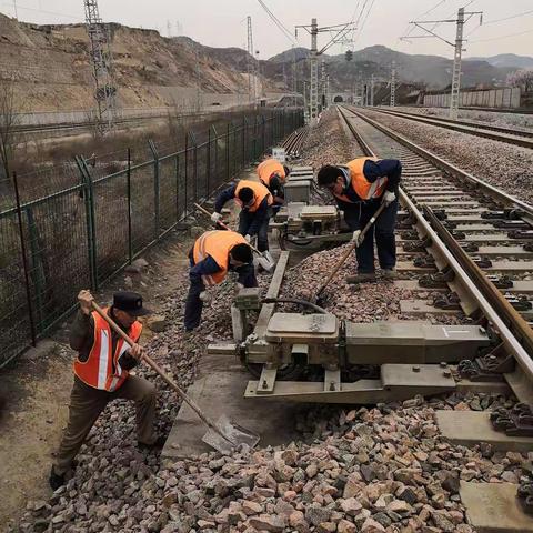 孟门综合车间推进信号设备平台基础整治，夯实提升设备质量