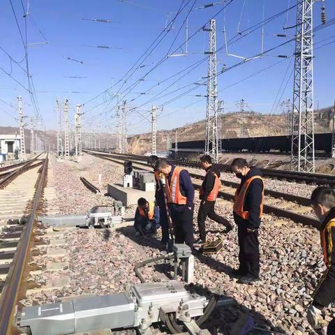 副段长廉国政对孟门综合车间道岔转换设备及电缆径路整治进行检查整治