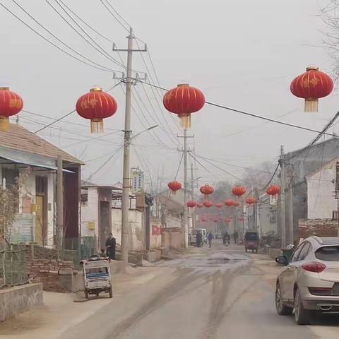 南羊村新年新形势，家家户户挂灯笼