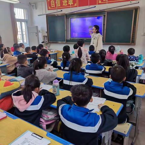 二2班郑明琳老师讲课了