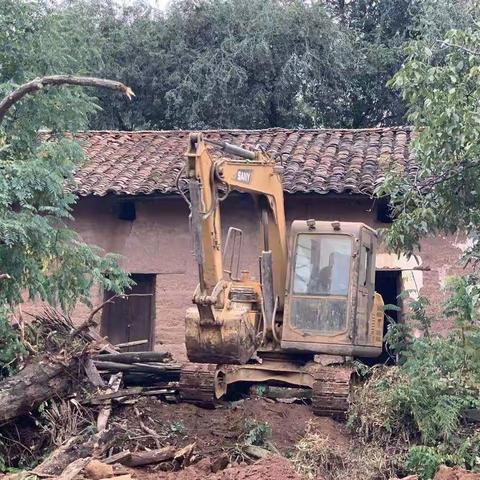 牛棚镇：风雨无阻拆除危旧房  不舍昼夜冲刺收官战